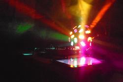 Disc Jockey con luces humo y luz negra.