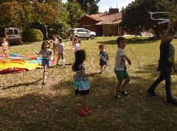 Jugando con cintas en la quinta