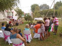 Todo el publico viendo los titeres