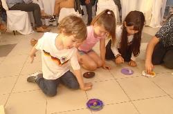 Jugando con los trompos zona sur