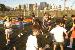 Todos jugando con los almohadones