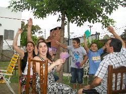 chicos y grandes jugando con las letras.