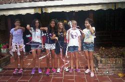 las chicas armando la coreo con accesorios!